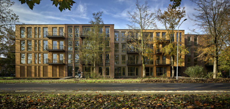 Lees meer over het artikel HOUTEN WOONGEBOUW IN MONNICKENDAM IN ZEVEN MAANDEN GEREALISEERD